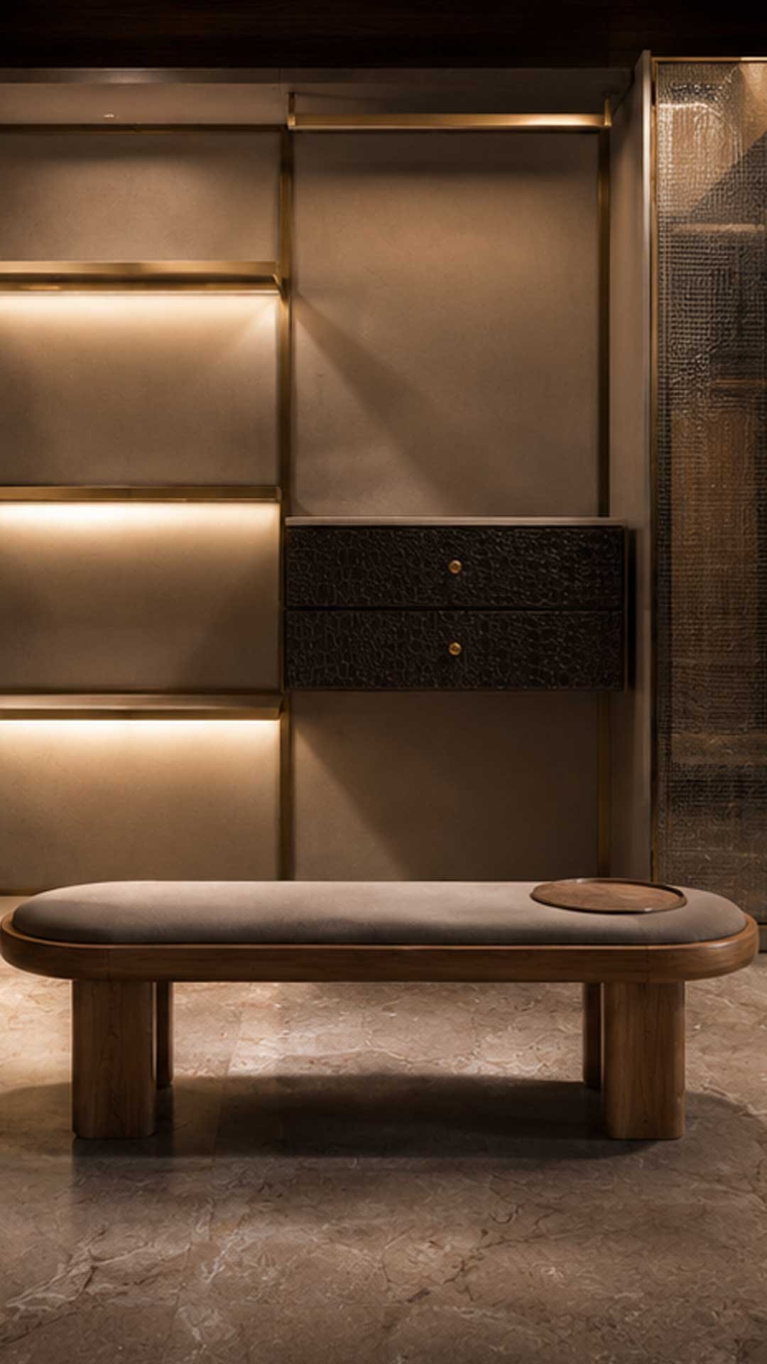 Closet com nogueira esfumaçada e detalhes em bronze